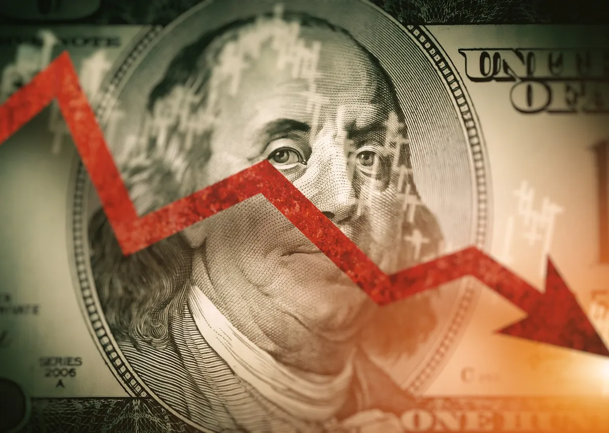 نهاية “عصر الدولار” وتوقعات باستبداله بالذهب كملاذ عالمي