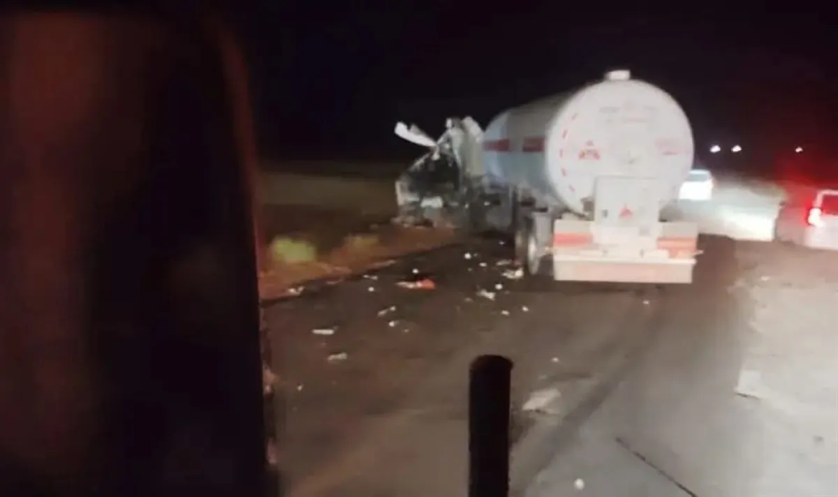 قتيل وعدد من المصابين بحادث تصادم باص وشاحنة بالغاز في مأرب