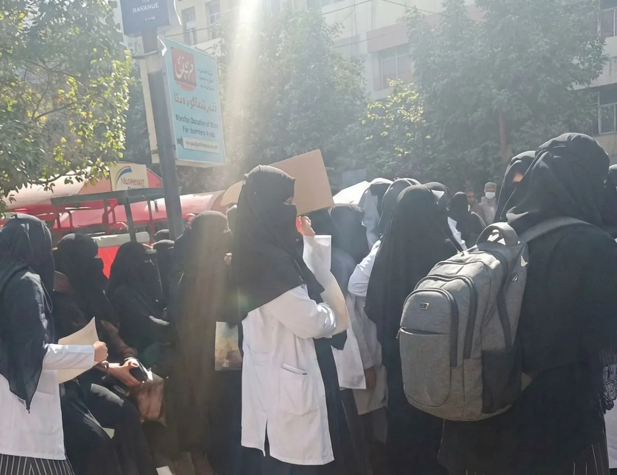 مظاهرة لموظفي مستشفى الثورة بصنعاء تطالب بطرد المداني