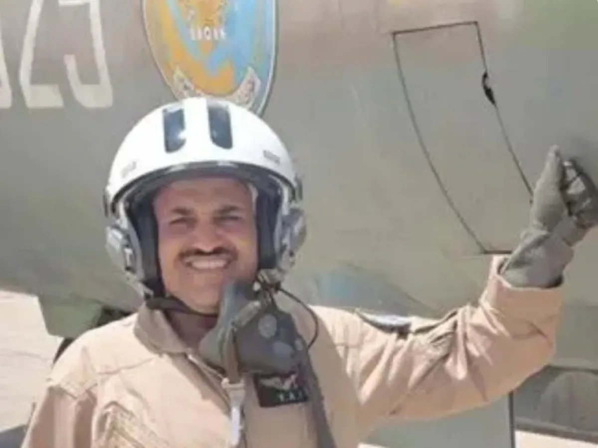 سلطة صنعاء تعتقل الطيار مقبل الكوماني من منزله في العاصمة بعد منشور على فيسبوك