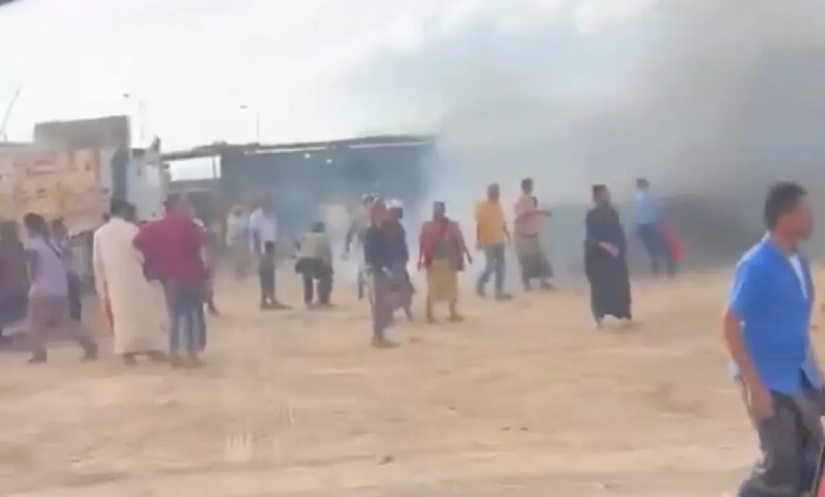 حريق يلتهم شاحنتين في الساحة الجمركية بعدن