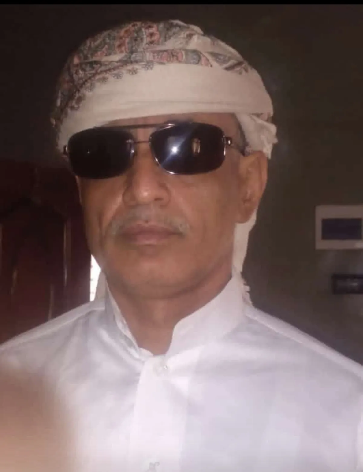 عشرة أشهر بلا رواتب تدفع صحفياً نازحاً إلى الإضراب عن الطعام في عدن