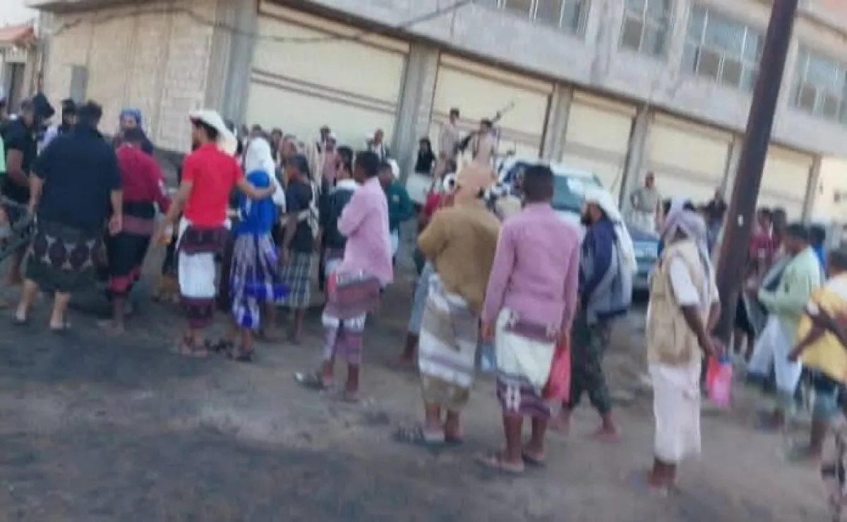 عدن..أفراد الأمن ينظمون وقفة احتجاجية للمطالبة بصرف الرواتب