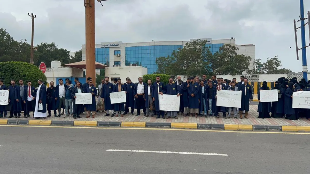 طلاب المعهد العالي للقضاء يحتجون في عدن للمطالبة بحقوقهم المالية