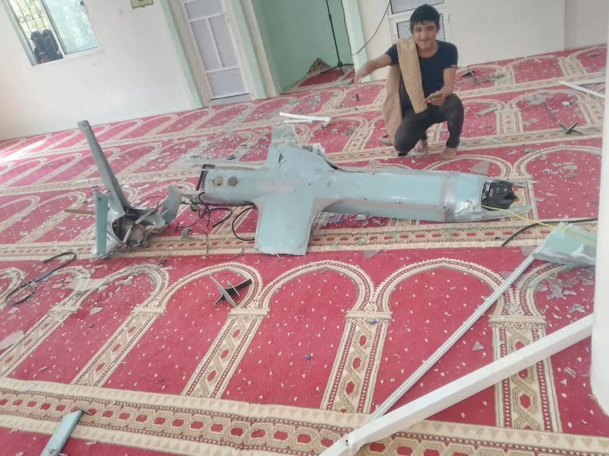 سقوط طائرة للحوثيين داخل مسجد في شرعب الرونة بتعز