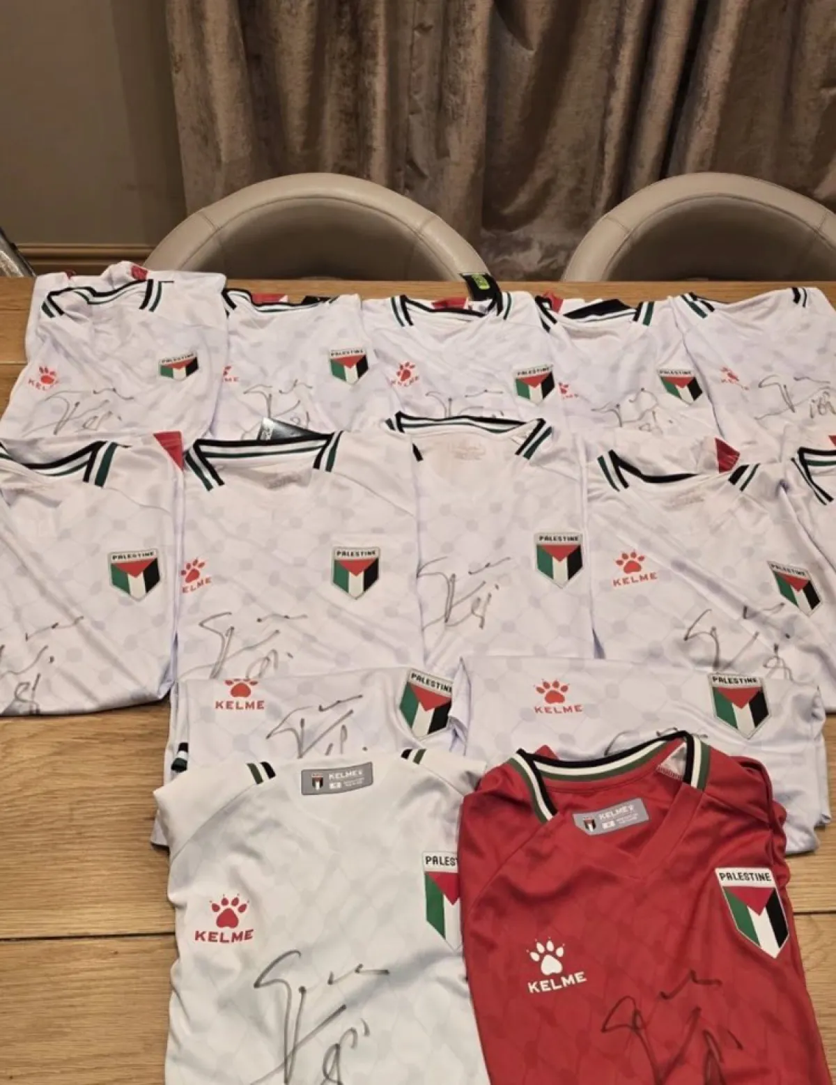 رسالة تضامنية.. غوارديولا يوقع على قمصان لفريق "غزة الإرادة"