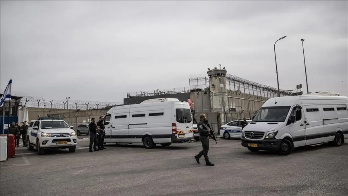 حماس: التنكيل الإسرائيلي بأسرى سجن عوفر "جريمة حرب جديدة"