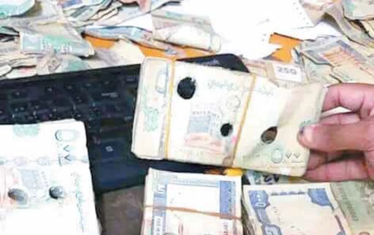 سلطة صنعاء تسحب الألف وتغرق الأسواق بالأفلاس والـ500 التالفة