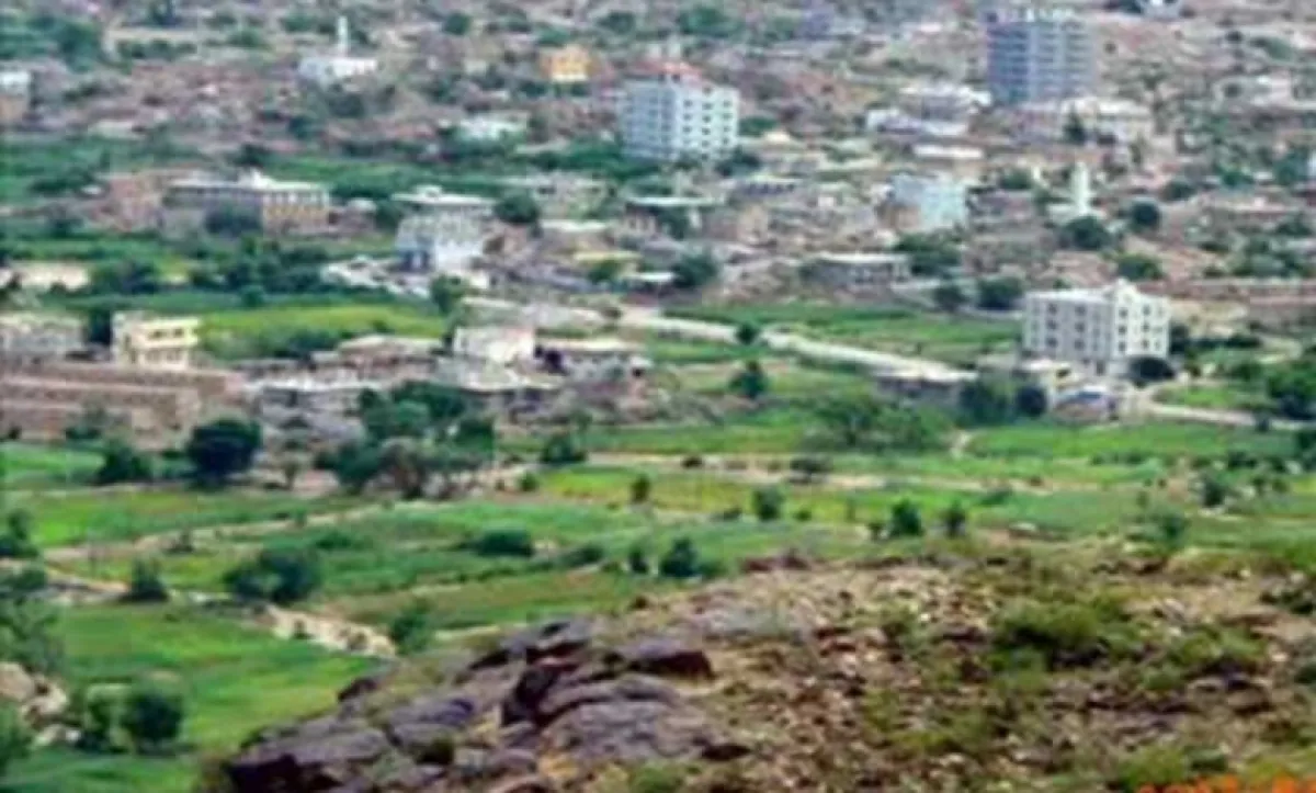 إصابة عامل نظافة بانفجار قنبلة كانت مخبأة داخل كومة من النفايات في مدينة إب