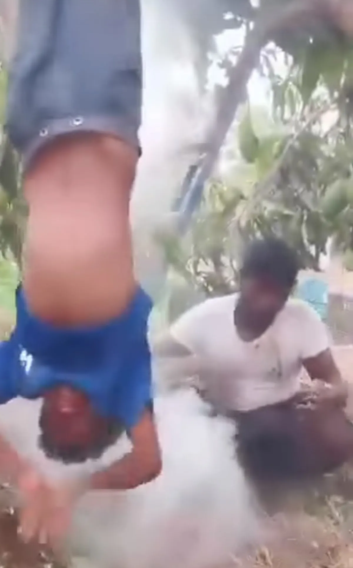 تعذيب طفل بطريقة وحشية في الحديدة بتهمة سرقة مانجو