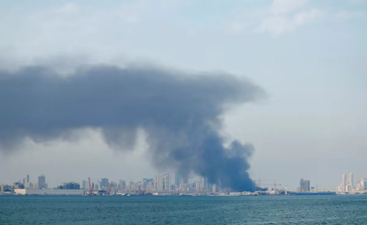 هيئة بريطانية: مقذوفان يصيبان سفينة في ميناء البحرين