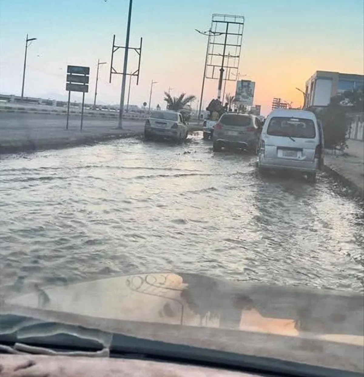 طفح مياه الصرف الصحي يغمر كورنيش ريمي بعدن ويثير غضب السكان