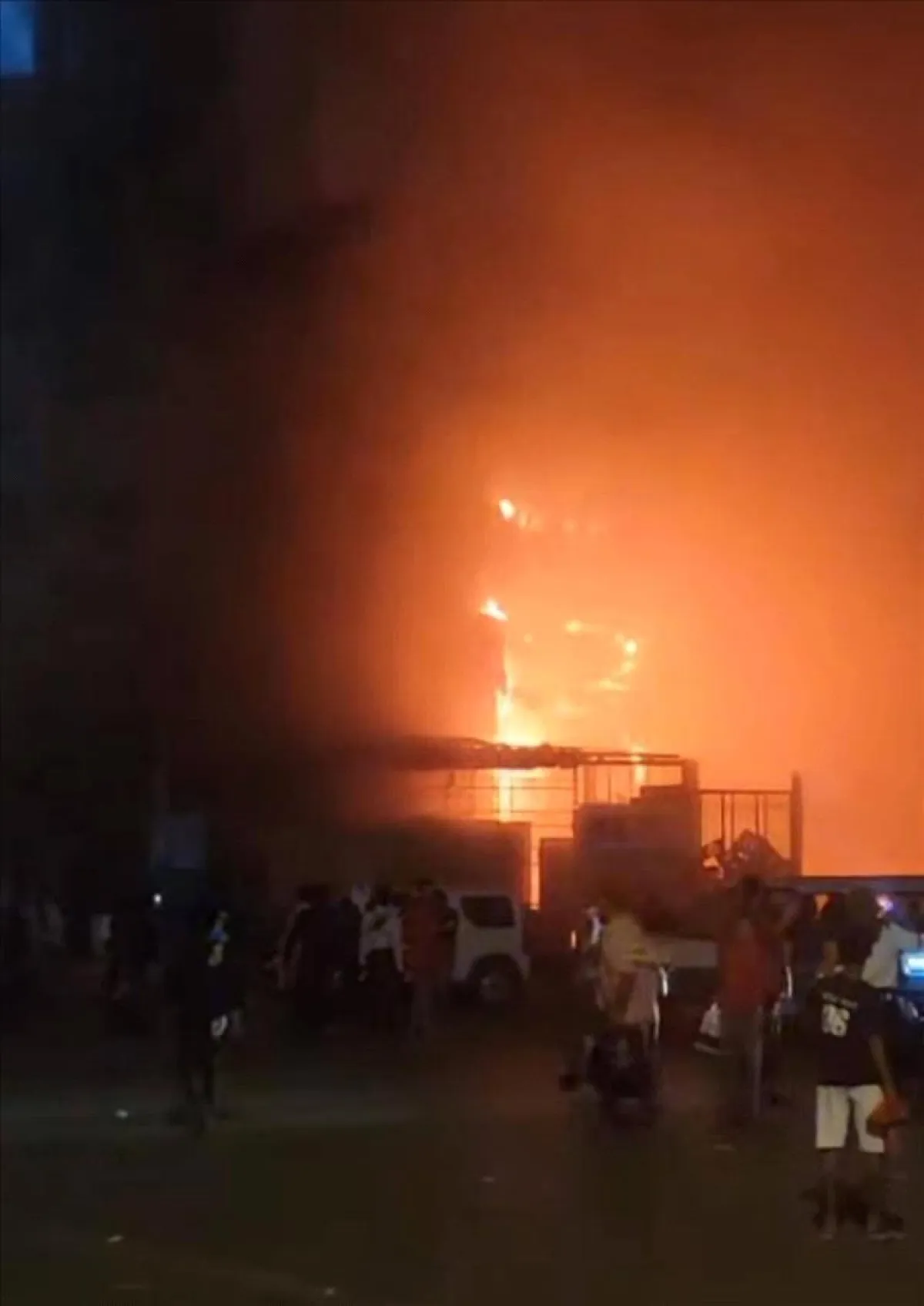 حريق يلتهم سوقا شعبيا في عدن