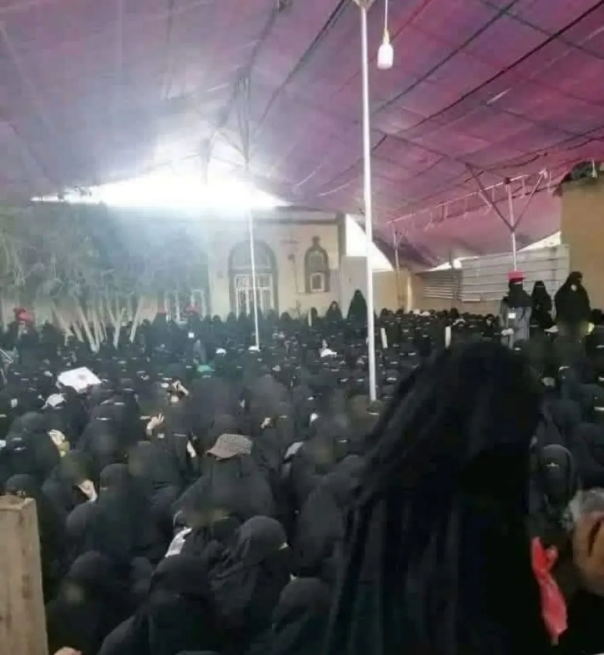 طوابير الجوع في إب.. نساء ينتظرن وجبة رمضانية متواضعة