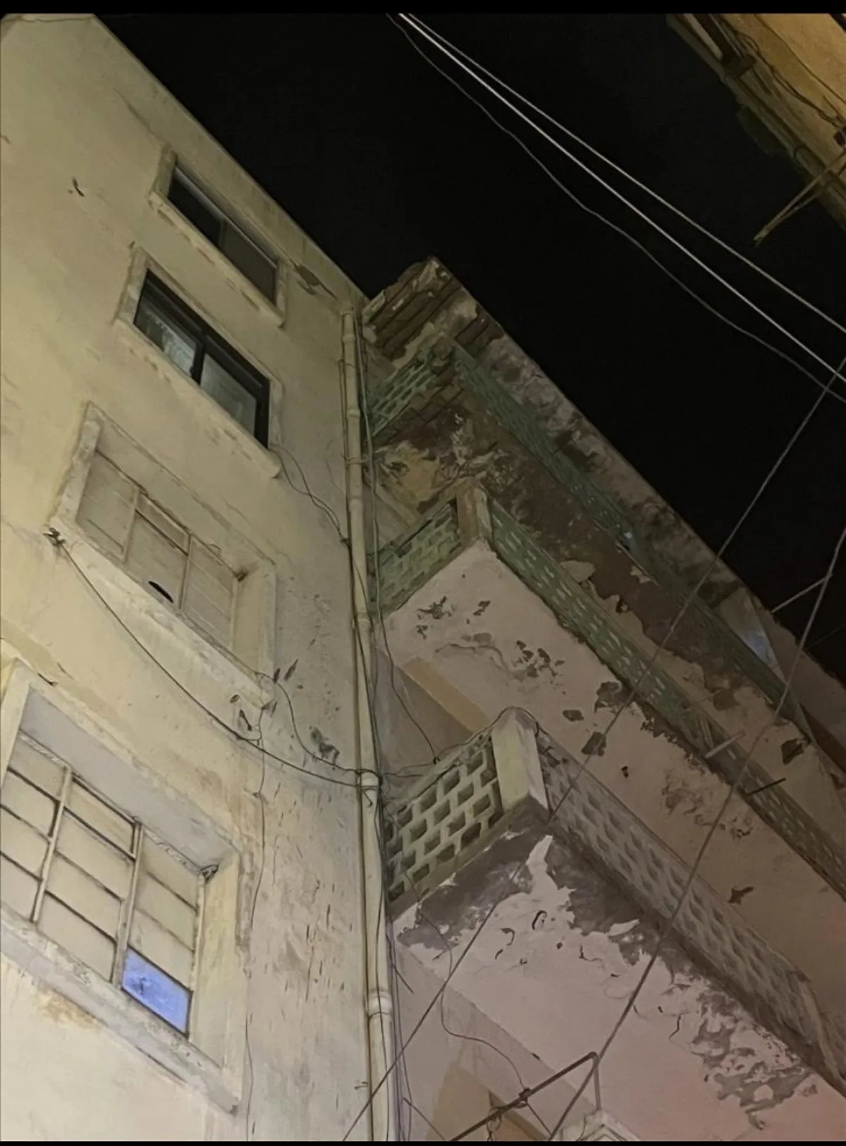 إصابة طفلة بجروح خطيرة جراء انهيار مبنى في عدن