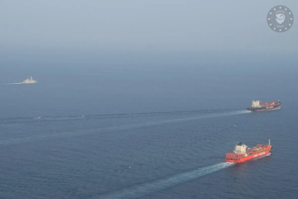 فرقاطة إيطالية تؤمّن مرور سفن تجارية في البحر الأحمر