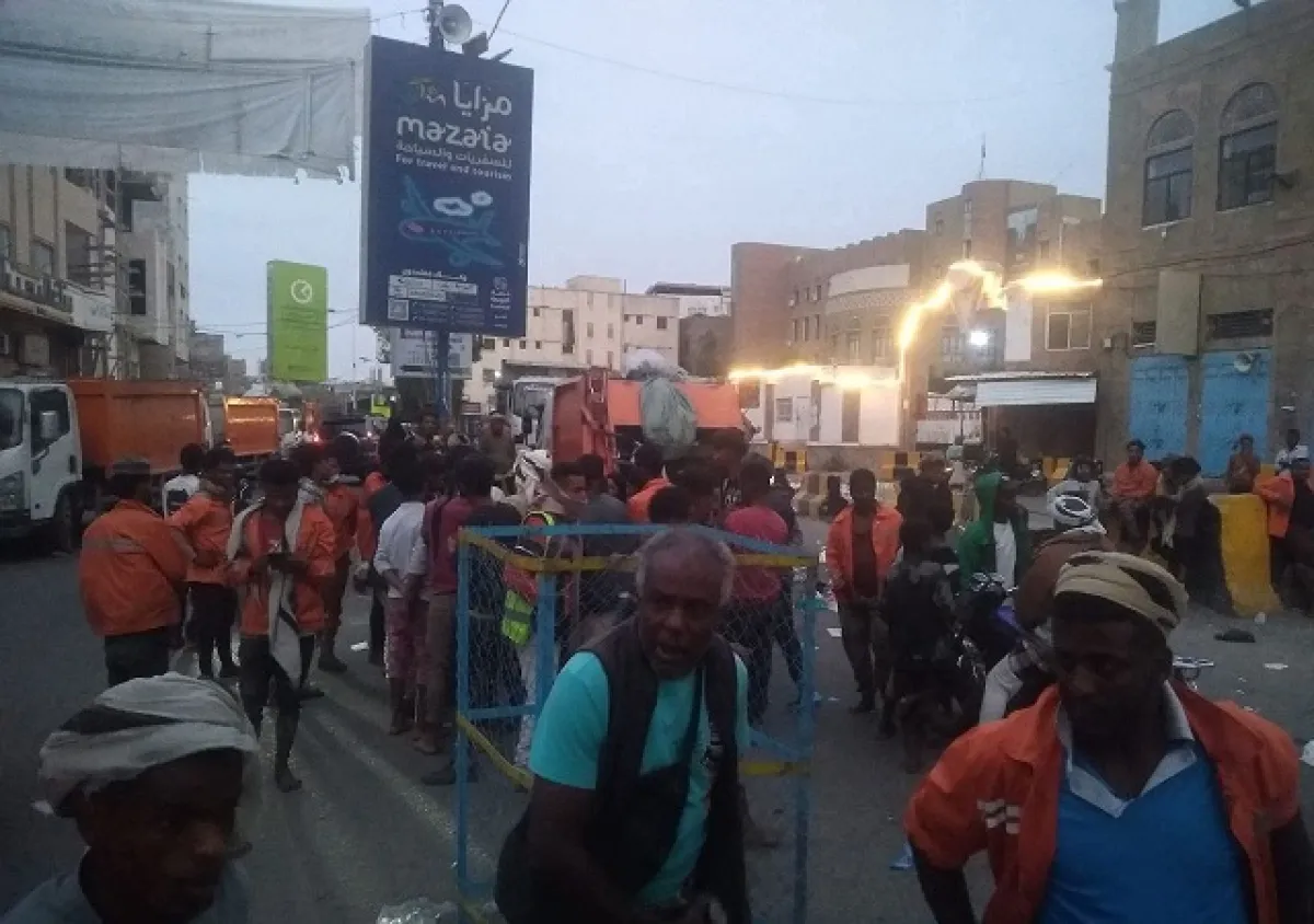 عمال النظافة في تعز ينفذون إضرابا احتجاجا على احتجاز زملائهم