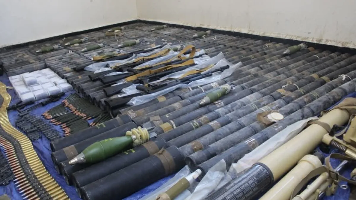 ضبط أسلحة وقذائف مسروقة من معسكر الريان في حضرموت