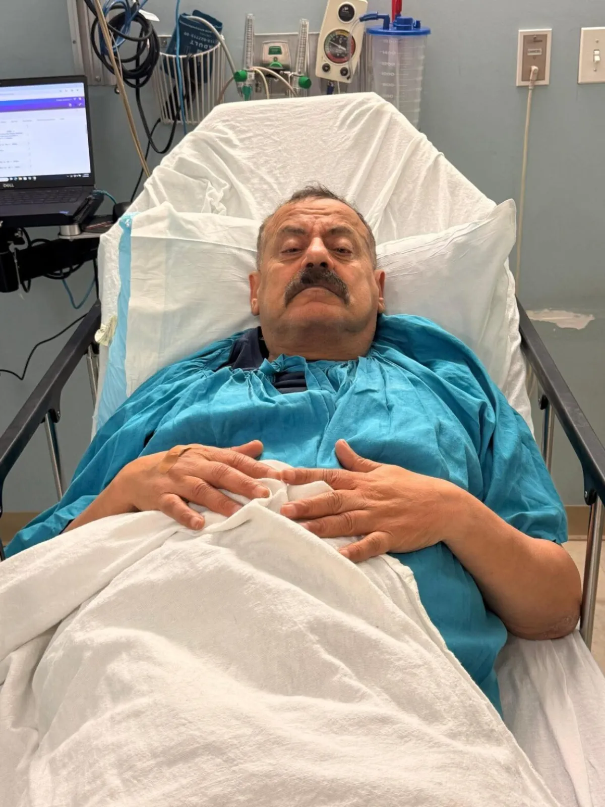 النائب حاشد يحمّل رشاد العليمي مسؤولية معاناته الصحية والاقتصادية