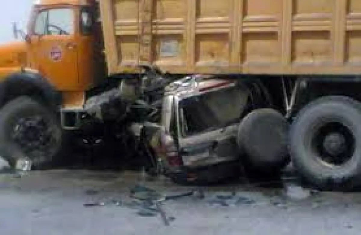 7 قتلى وجرحى بانزلاق سيارة تحت قاطرة في طريق إب – صنعاء