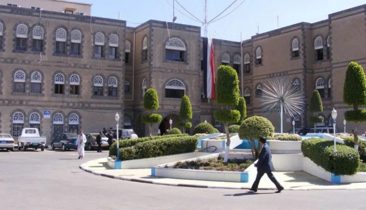 ناشط تربوي: حكومة صنعاء "تستحمر" العقول وتستدين من الموظفين