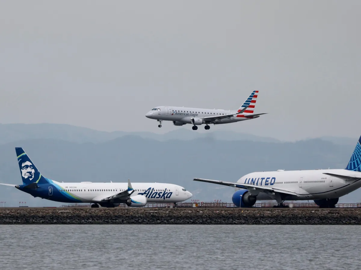 سرب نحل يقتحم محرك طائرة أمريكية ويؤخر إقلاعها