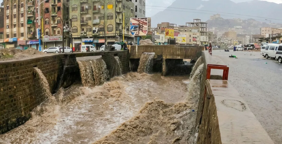 السيول تحصد طفلاً ثانياً في مدينة تعز خلال أقل من 24 ساعة