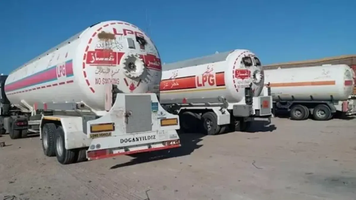 مجاميع قبلية يحتجزون قاطرات الغاز والوقود في مأرب