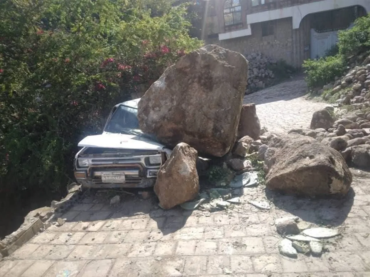 انهيار صخري يغلق طريقاً ويدمر سيارة في تعز