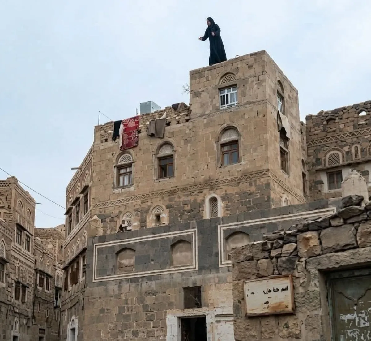 حجة.. انتحار امرأة من سطح منزل بعد محاولة إرغامها على العودة إلى زوجها