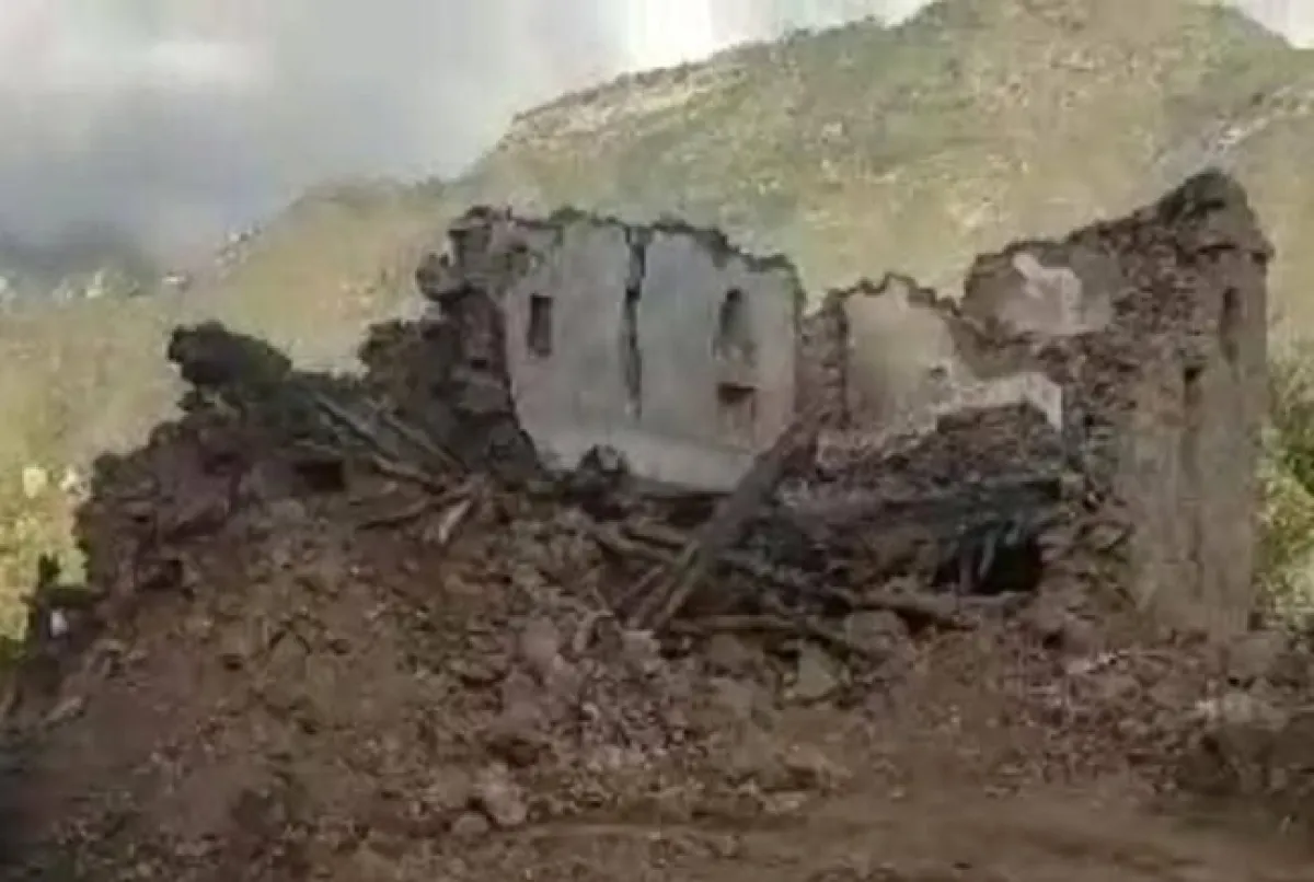 أمطار غزيرة تتسبب بانهيار منزل أسرة في العدين بإب