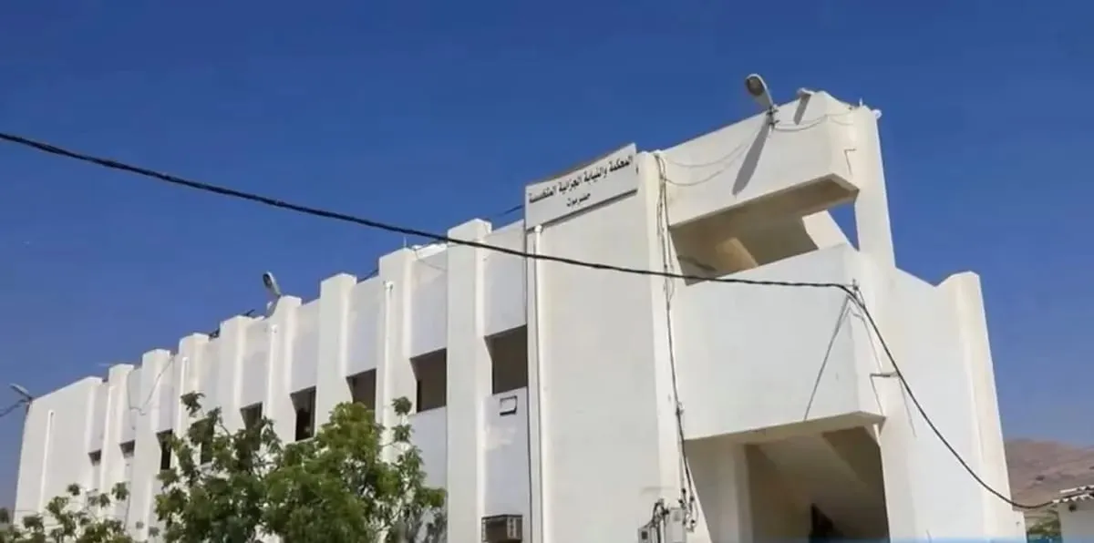 أحكام بالسجن تصل إلى 50 عامًا بحق مدانين باختطاف 14 طفلًا في حضرموت