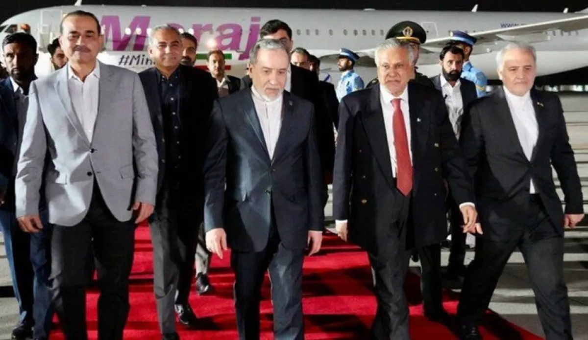 عراقجي يصل إلى إسلام آباد قادماً من مسقط