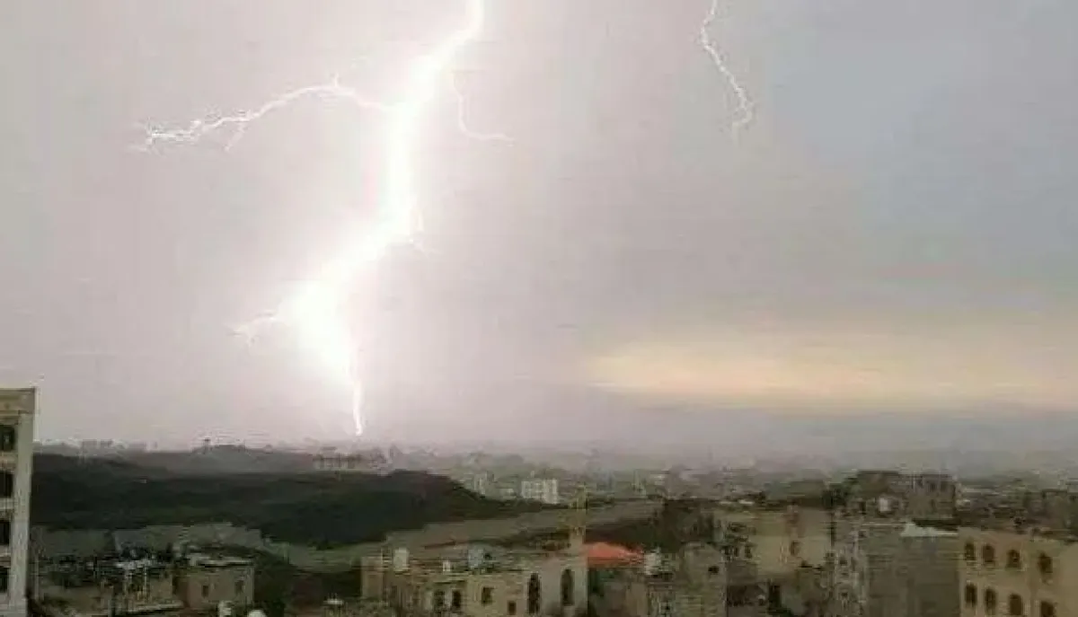 صاعقة رعدية تودي بحياة طفل أثناء رعيه للأغنام في الحديدة