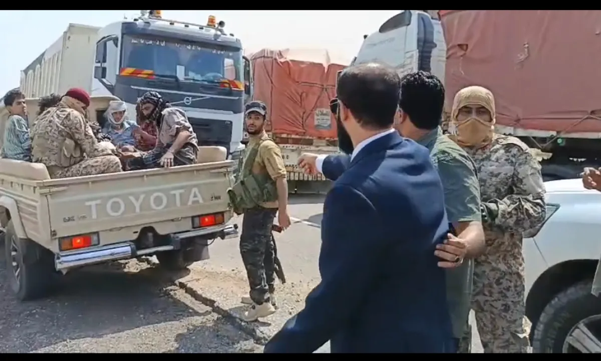 إصابة مرافق محافظ أبين خلال مواجهات لإنهاء نقطة تقطع