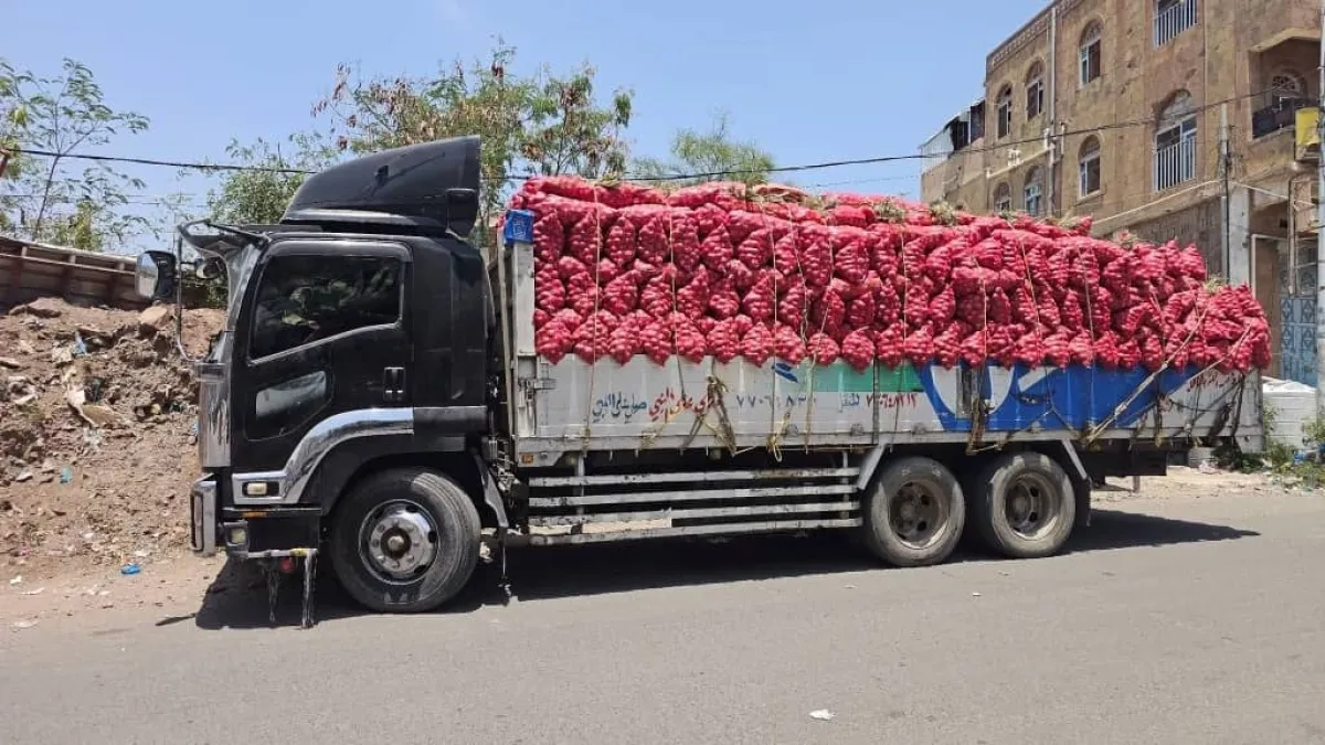 سلطة صنعاء في الحوبان تمنع شاحنات محمّلة بالبصل وتُجبرها على العودة إلى تعز