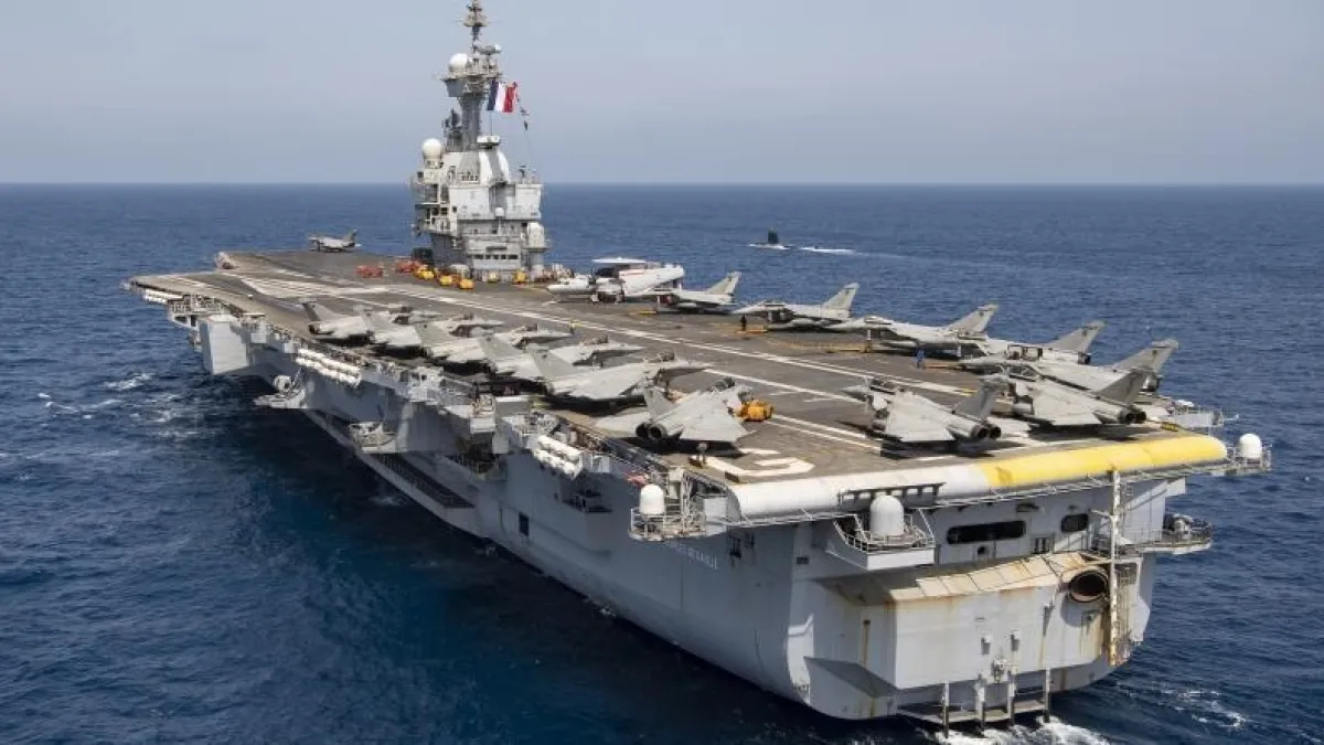 حاملة الطائرات الفرنسية “شارل ديغول” تتجه نحو البحر الأحمر وخليج عدن