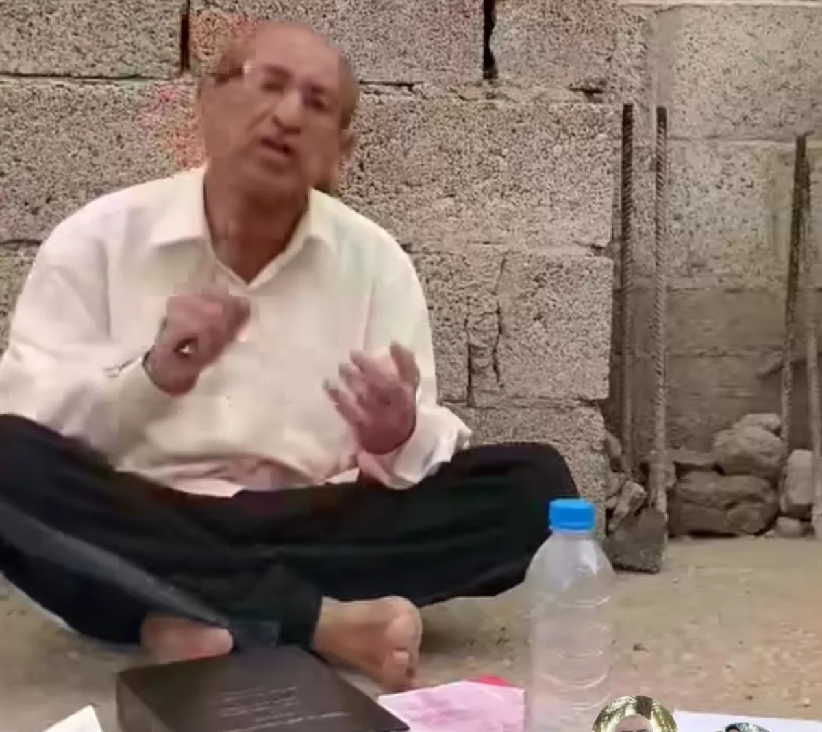 أكاديمي في تعز يهدد بإحراق كتبه احتجاجاً على تدهور الأوضاع المعيشية