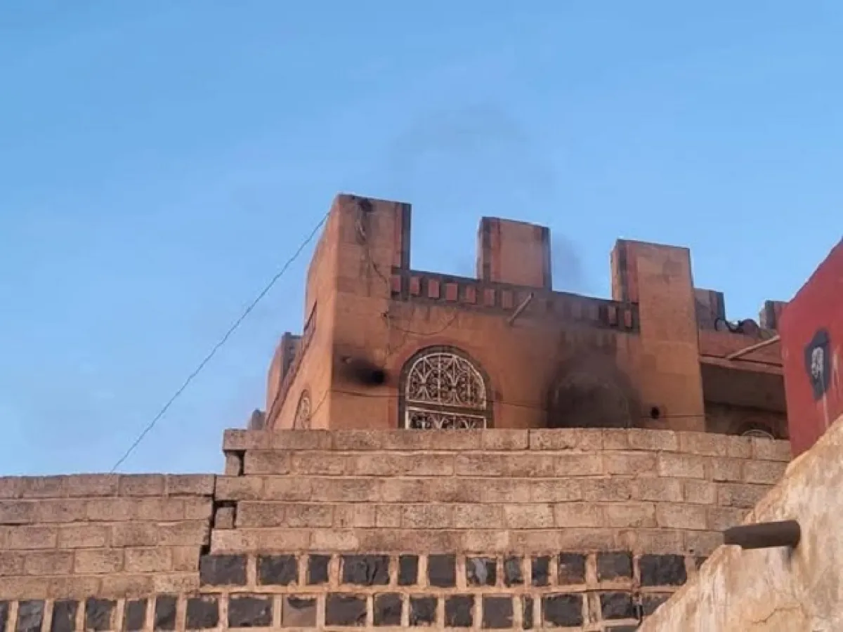 الحوثيون يحرقون منزل شيخ قبلي من آل مراد في صنعاء