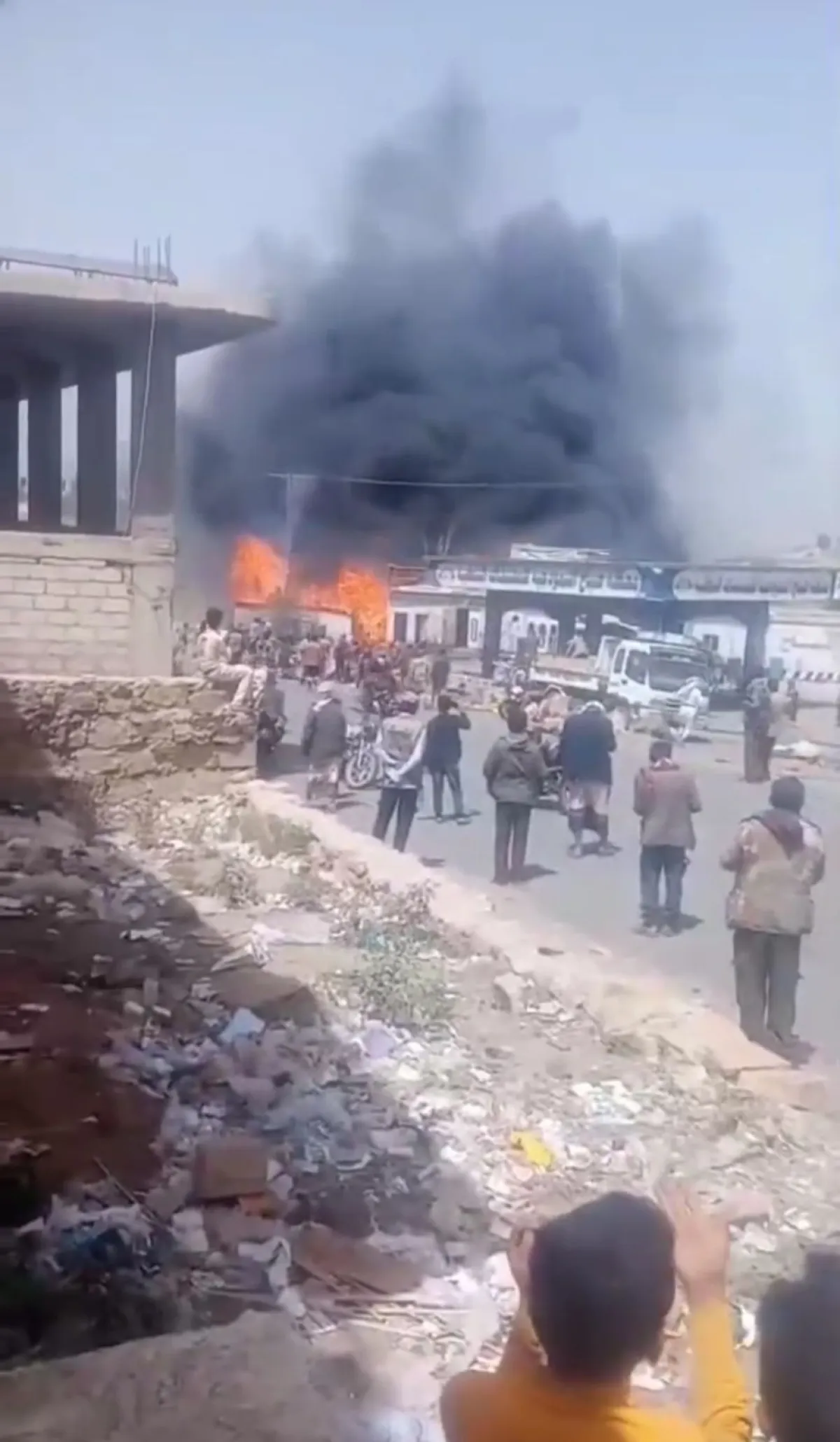 حريق هائل في حوش للأخشاب بمنطقة شملان في صنعاء