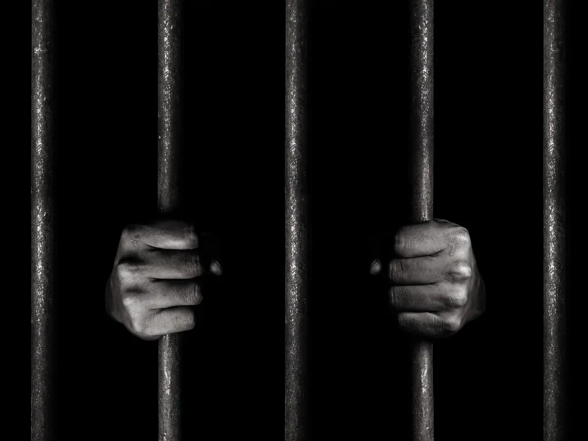 استمرار احتجاز موظفة سابقة بمطار صنعاء (75 عاماً) منذ نحو عام