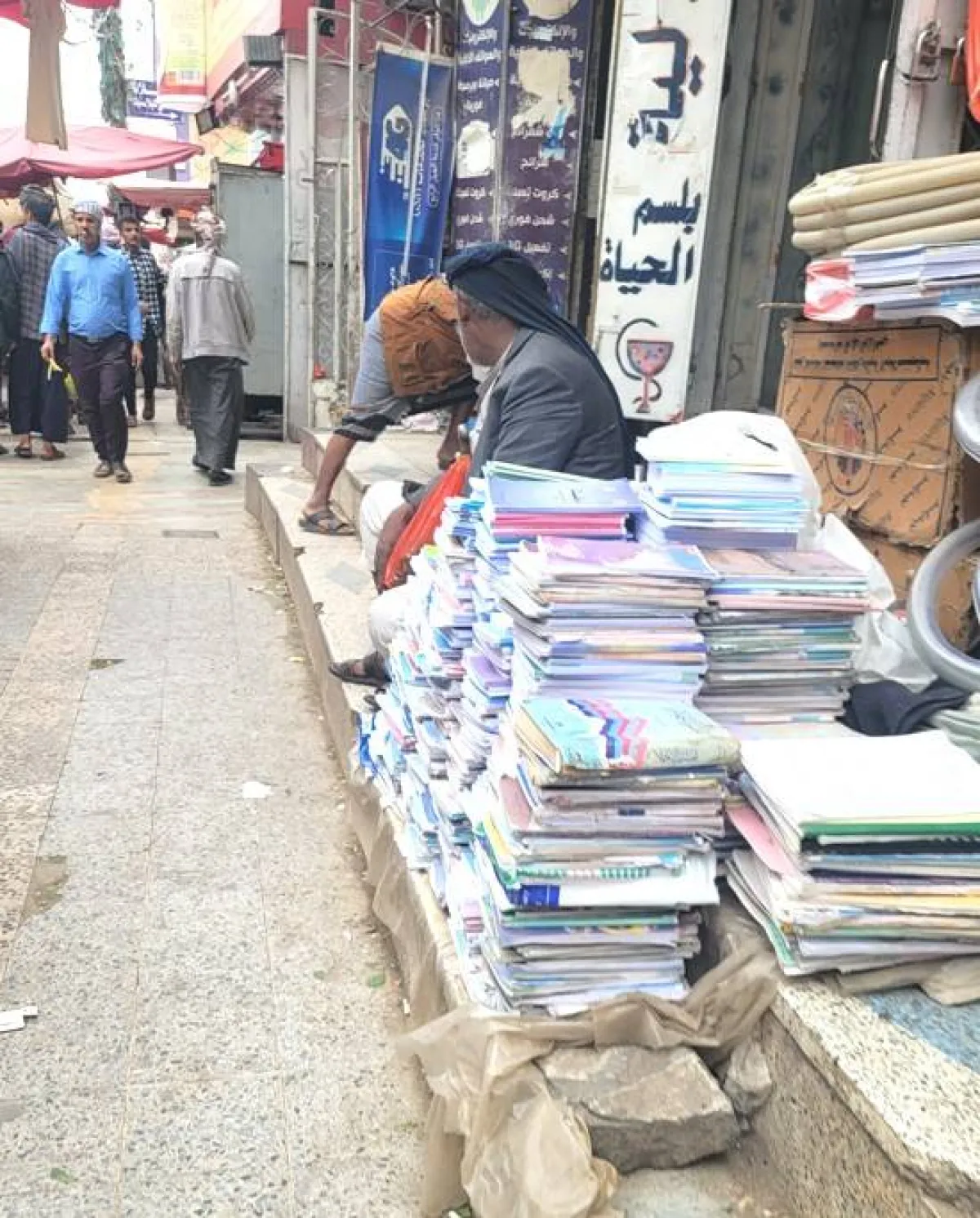 الهردي: بيع المناهج على الأرصفة فضيحة تعليمية وجريمة بحق الطالب اليمني