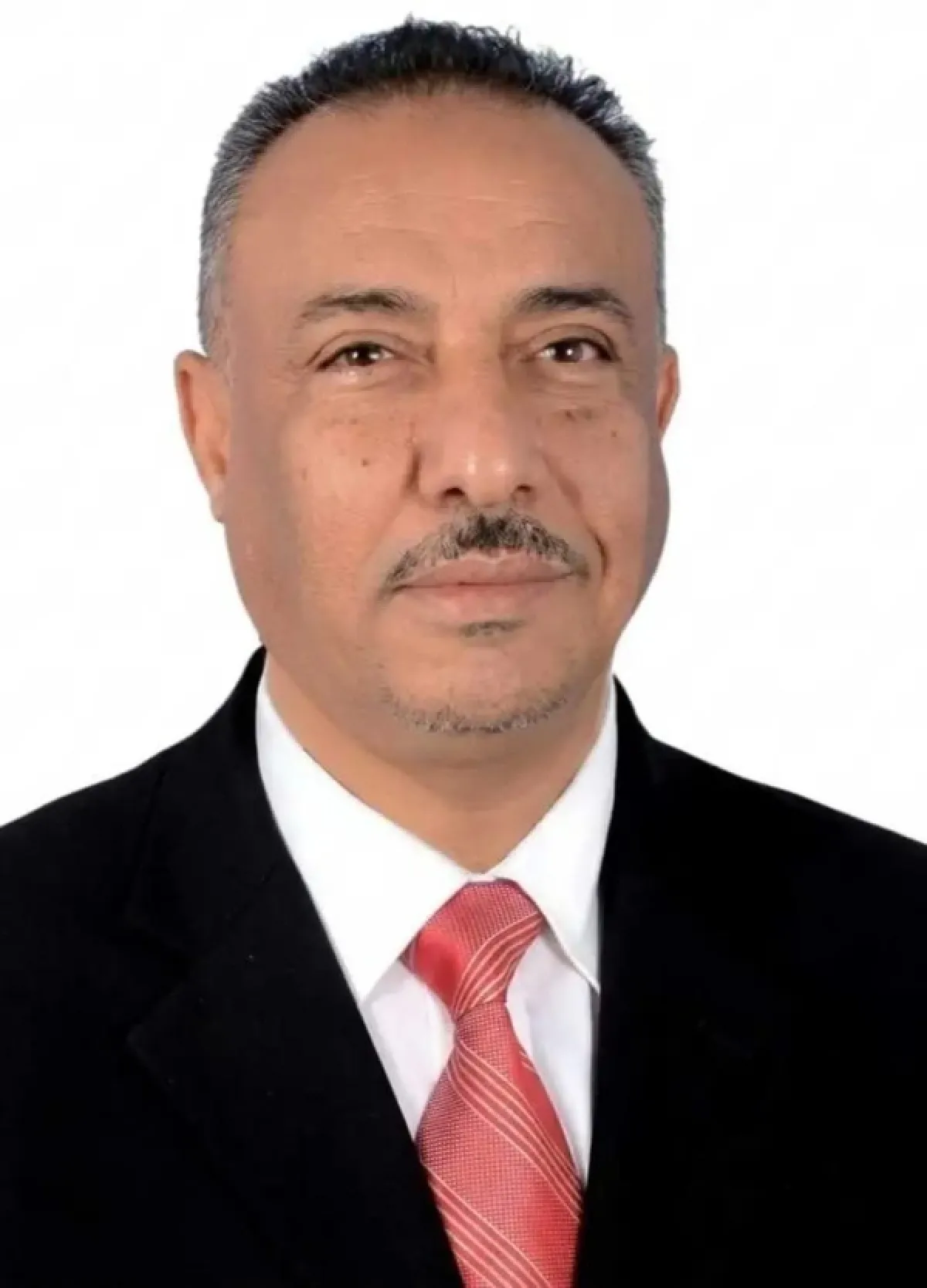عدن: النائب العام يوجه بالقبض القهري على مسؤول سابق في مصلحة الضرائب