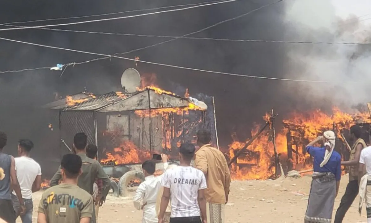 16 قتيلاً وجريحاً في 101 حريق بمخيمات النزوح في مأرب خلال ستة أشهر
