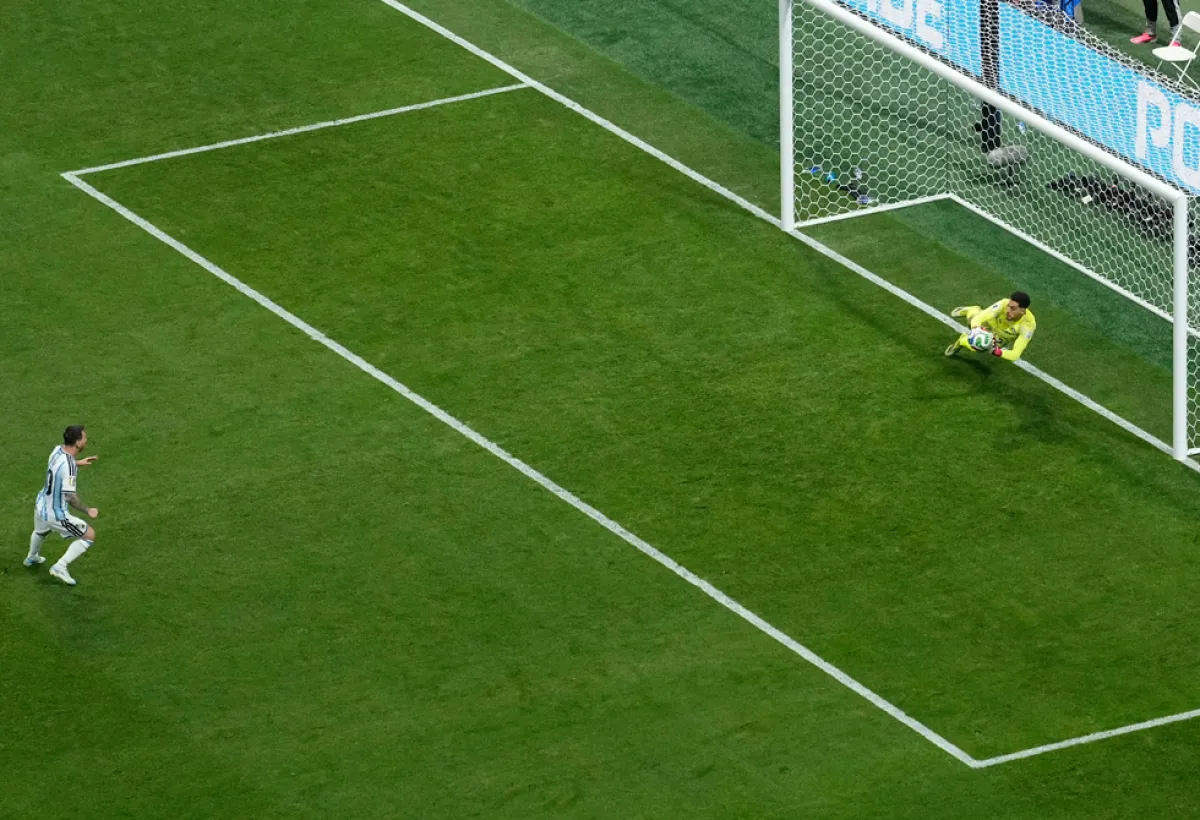 مصطفى شوبير يحبط ميسي ويضاعف رقمه القياسي السلبي في كأس العالم