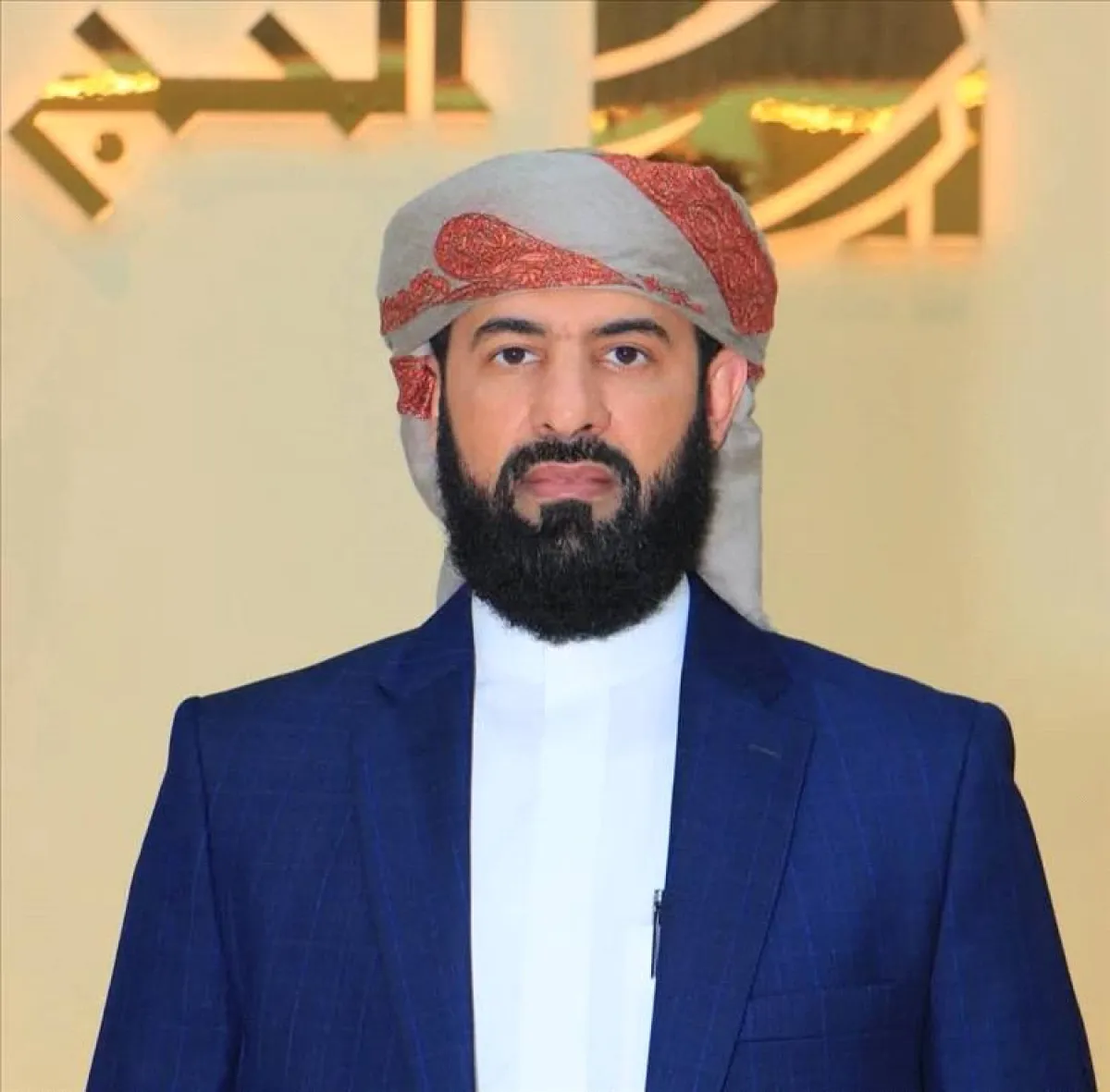 محافظ أبين يوقف قيادات أمنية ويحيلهم للتحقيق بعد إطلاق نار داخل المجمع الحكومي