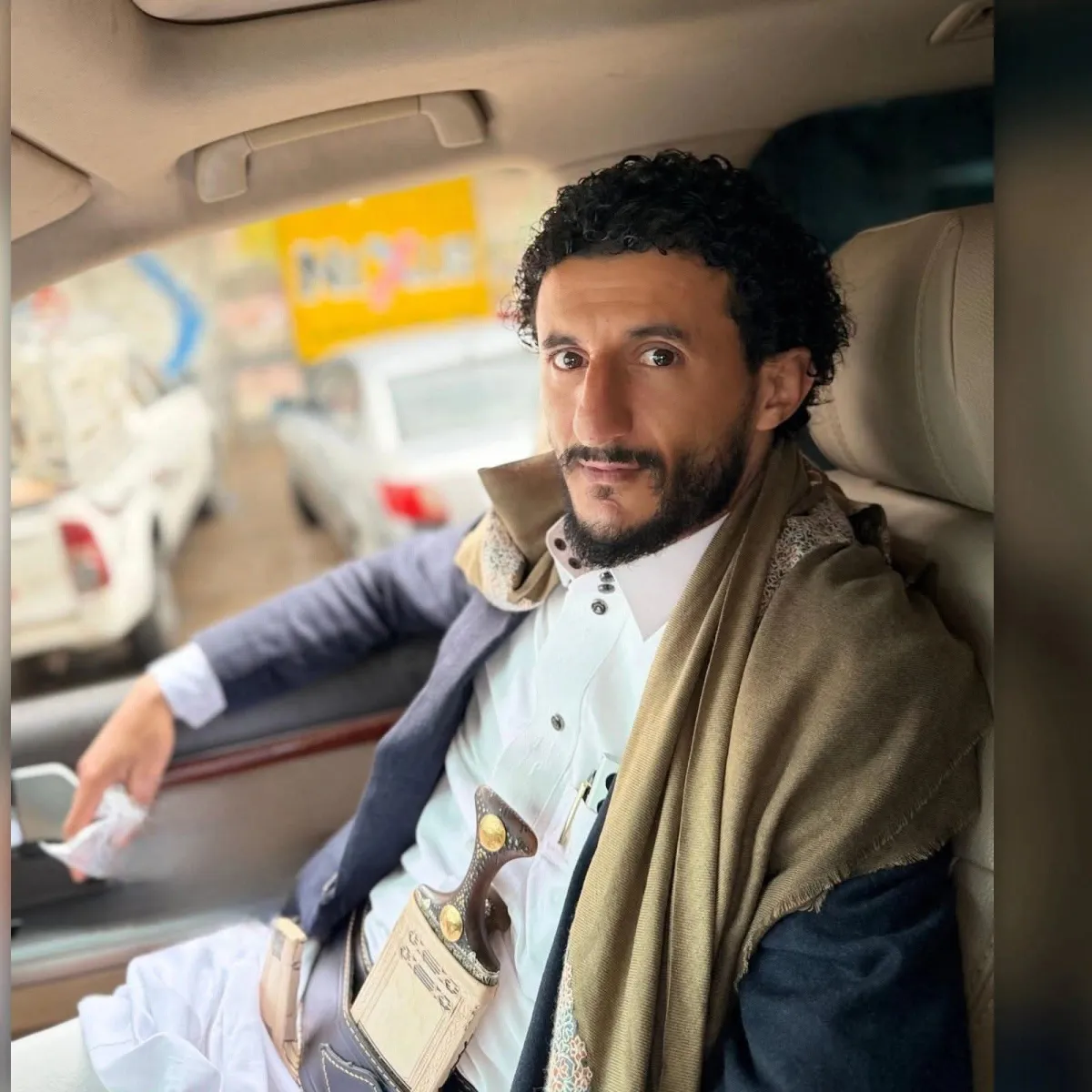 ناشط حقوقي يحذر: أنقذوا إب من خضار المجاري وأطباء الشهادات المزورة والمطبلين