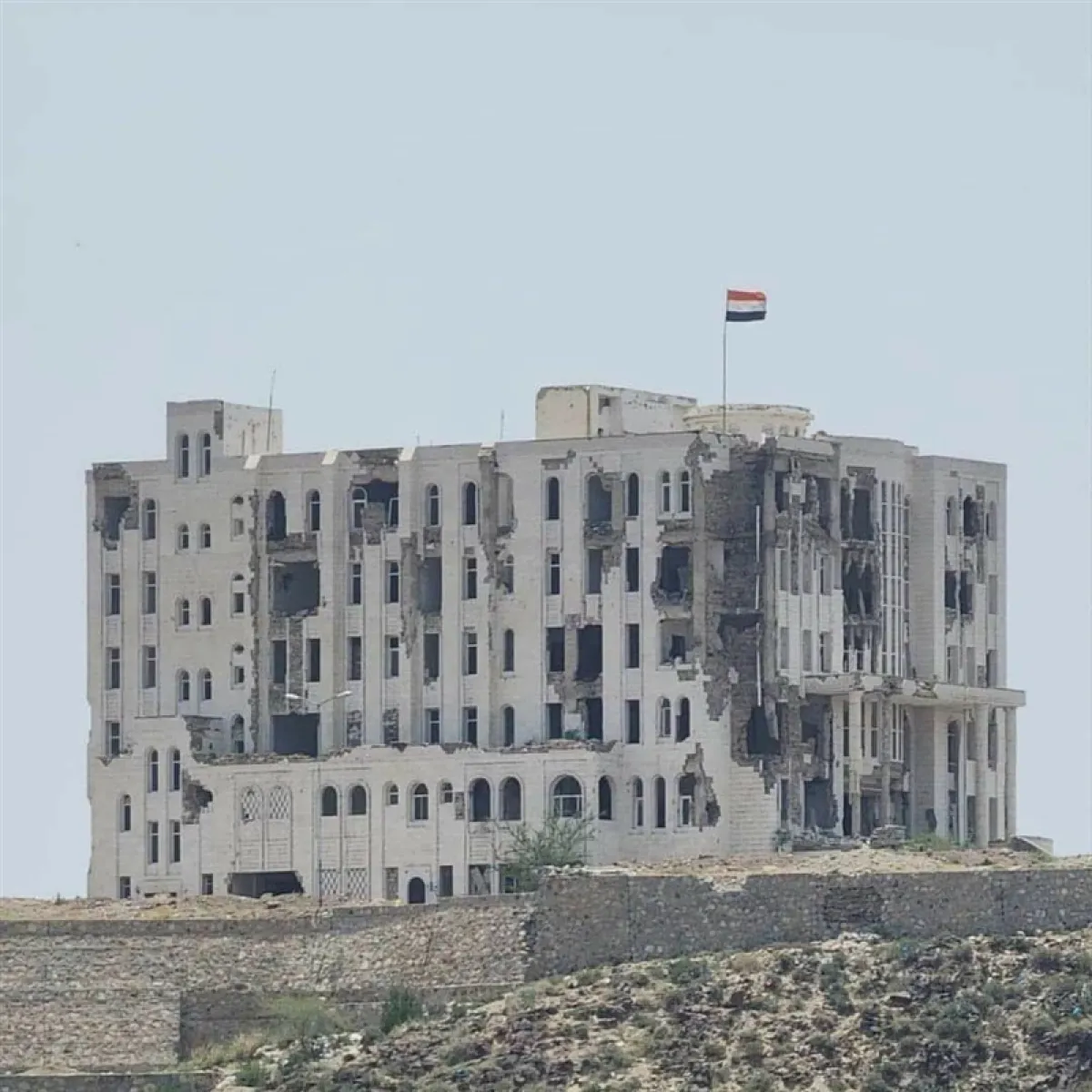 أنصار الله يقصفون المجمع القضائي في مدينة تعز