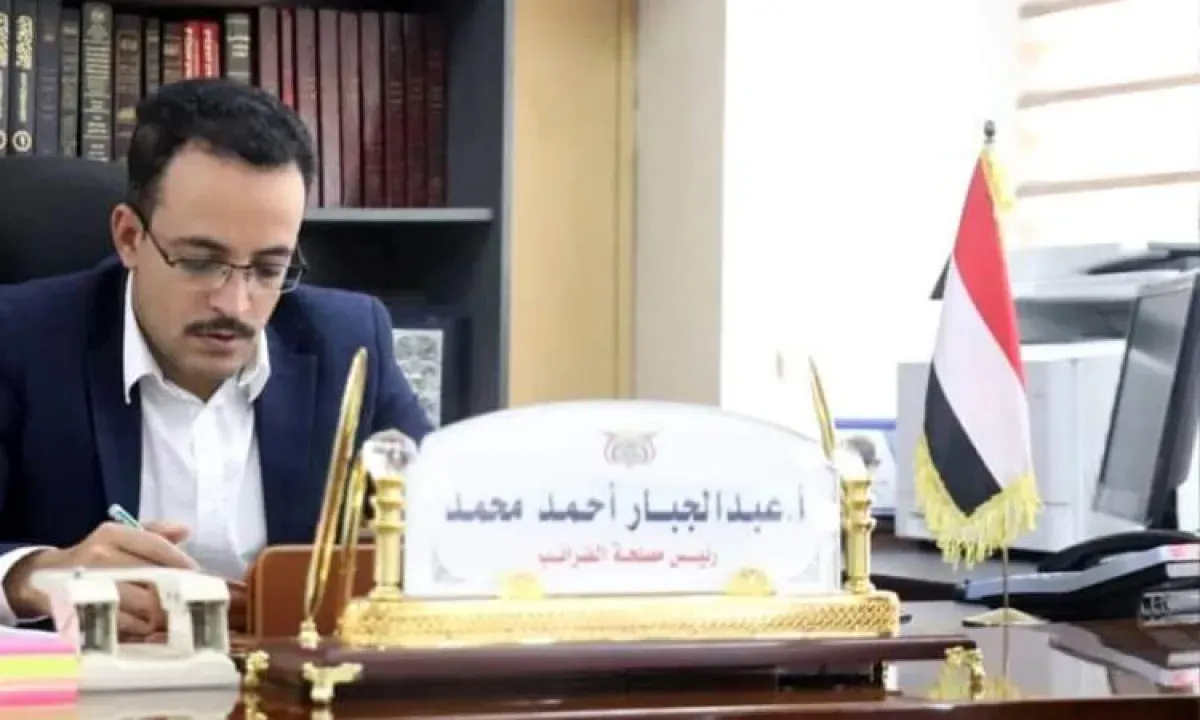 ناشط: حكومة صنعاء تعد خطة لاجتثاث الموظفين وإحلال مليون ونصف المليون من "شباب البناء"