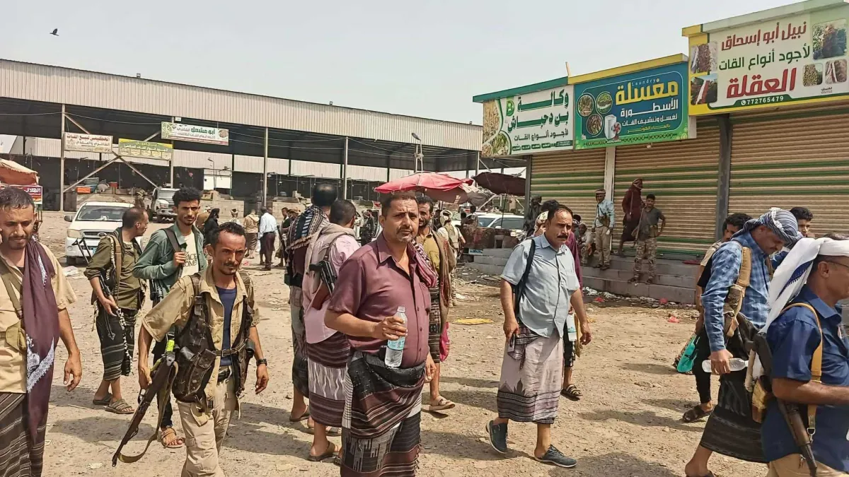 مسلحون يغلقون سوقًا للقات في عدن